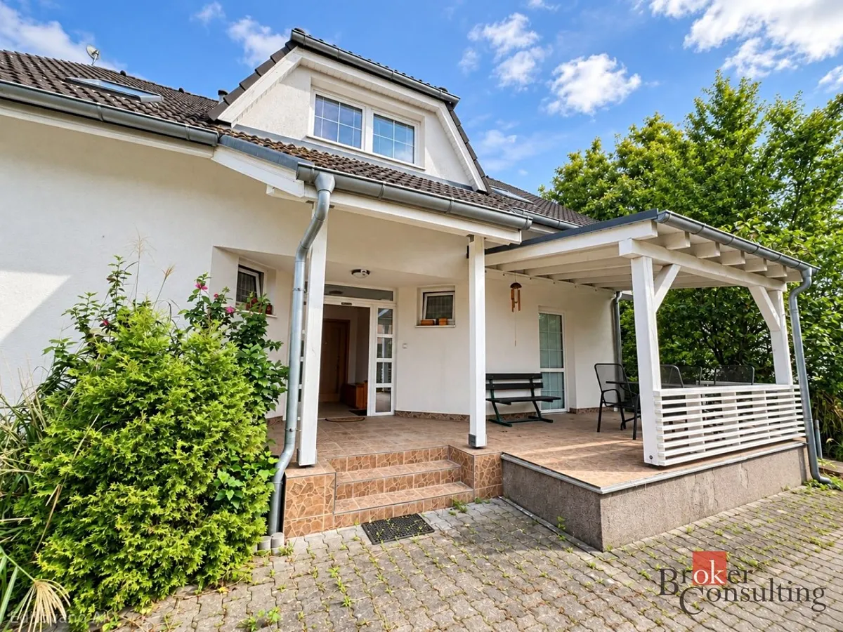 Pronájem rodinného domu 241 m², pozemek 390 m²
